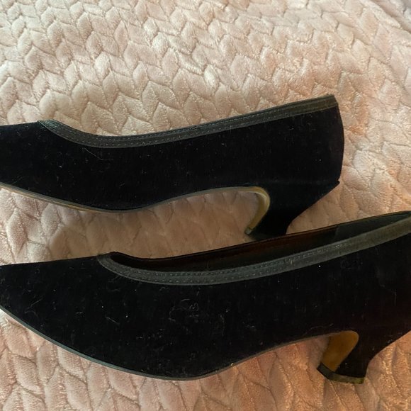 EUC Vintage Premier Collection women's Black Velvet Heels  Size 9 - Picture 3 of 12